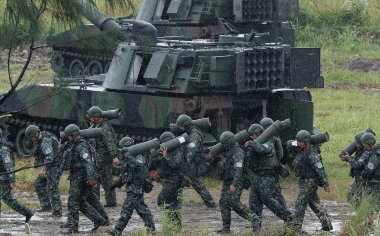 Soldados taiwaneses carregam projéteis de artilharia durante um exercício de treinamento em Taichung, em 9 de junho de 2026. (CHENG YU-CHEN/AFP)