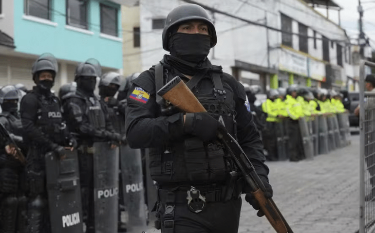 Policiais fazem buscas no Equador após fuga de Adolfo Macías, o 'Fito' — Foto: AP/Dolores Ochoa