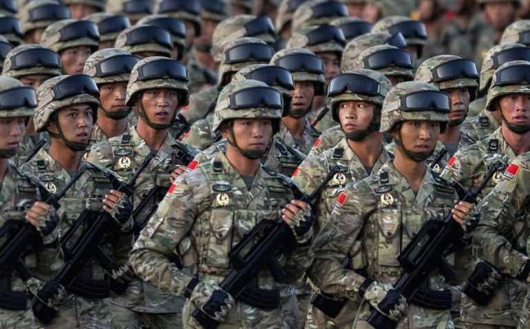 O exército chinês deve prosseguir com a causa anticorrupção, diz Xi Jinping / Foto: AFP