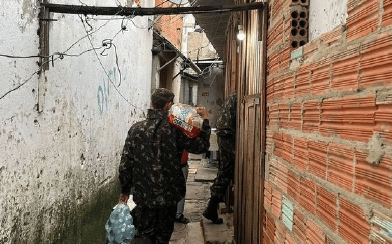 Exército entregando cestas básicas em Porto Alegre