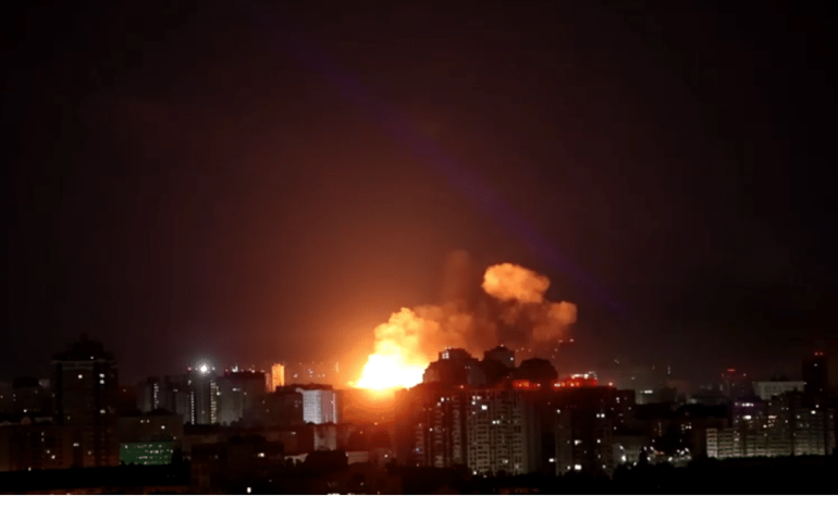 Explosão causada por míssil russo em Kiev, capital da Ucrânia  • Reuters