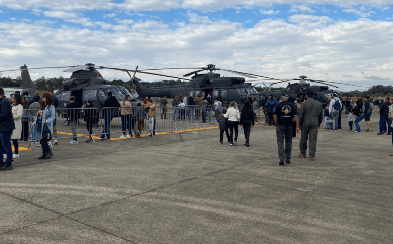 Imagem mostra exposição de aeronaves no Sábado Aéreo 2025, realizado no Comando de Aviação do Exército (CavEx), em Taubaté, no interior paulista • Rafael Villarroel/CNN