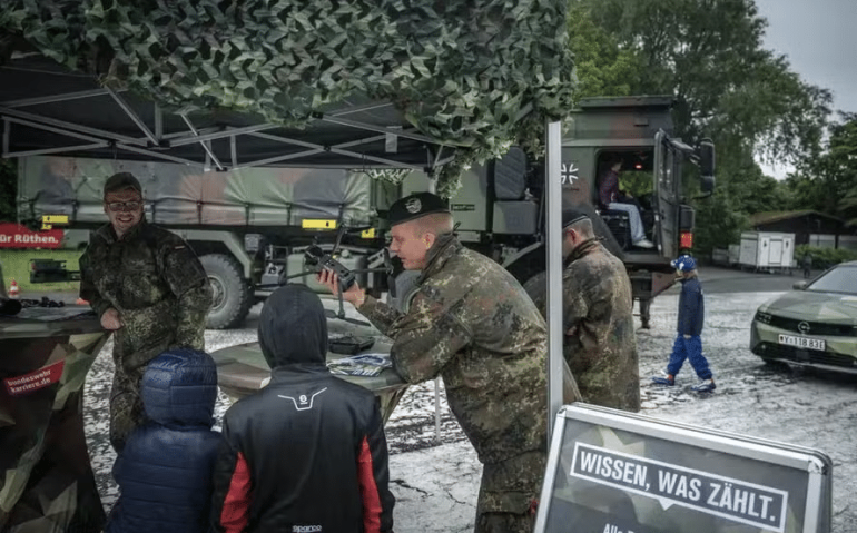 Alemanha busca aumentar efetivo militar, mas enfrenta resistência geracional: 'Ninguém quer os filhos lá' — Foto: The New York Times