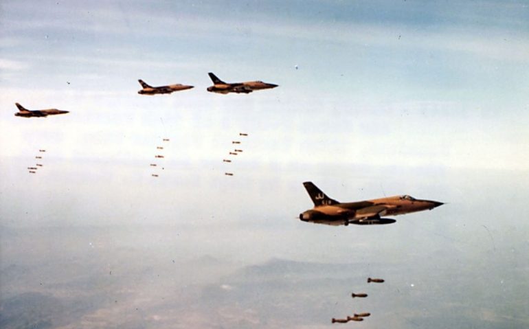 F-105-lançam-bombas-no-Vietnã-do-Norte