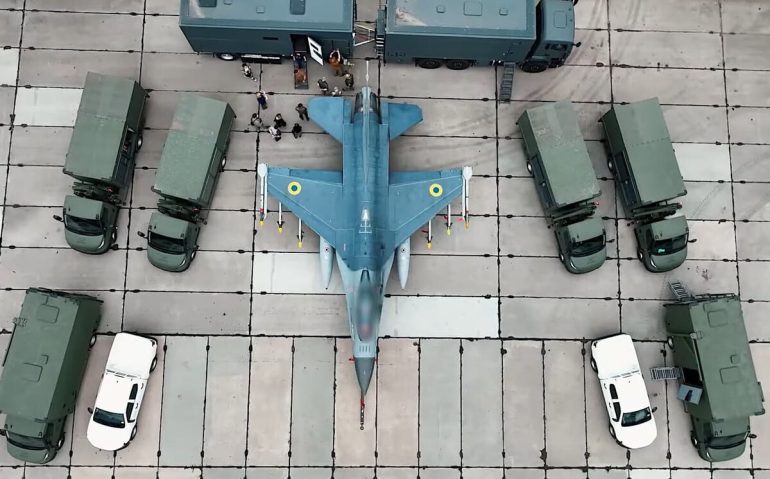 F 16 UCRANIANO E EQUIPE DE APOIO