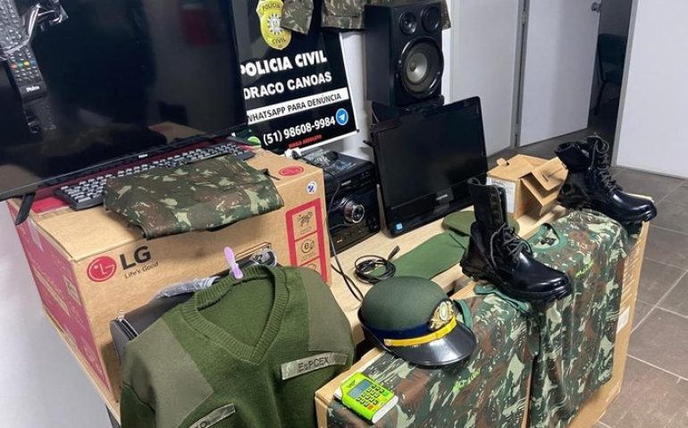 Falsa major das Forças Armadas teve uniformes, computadores e máquina de cartão de crédito apreendidos
Polícia Civil / Divulgação