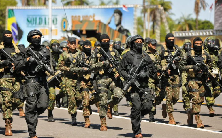 Militares formados pelo Curso de Operações Especiais do Exército Brasileiro, treinados para atuar em missões sigilosas e em ambientes hostis e politicamente sensíveis — Foto: Divulgação / Exército Brasileiro