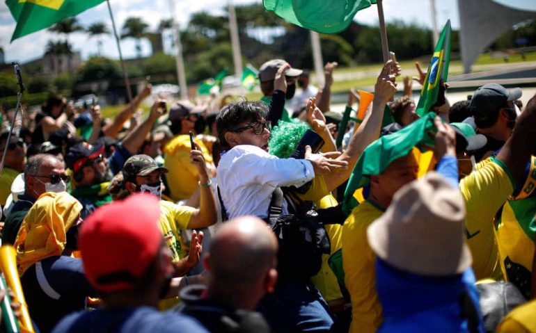 O fotógrafo Dida Sampaio, do jornal O Estado de S. Paulo, é agredido por apoiadores do presidente Jair Bolsonaro - Ueslei Marcelino 03.mai.2020 /Reuters
