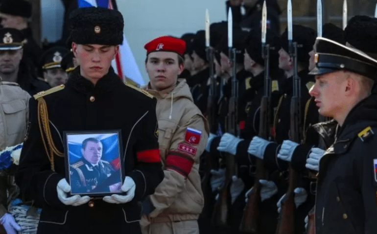 REUTERS
Marinheiros participam do velório e enterro de Andrei Paliy, vice-comandante da Frota do Mar Negro da Rússia