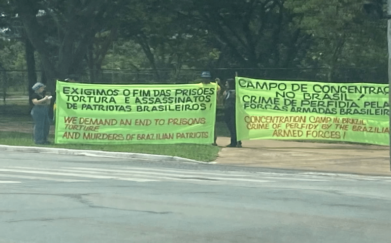 Faixas em frente ao QG em Brasília