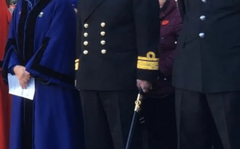Falso almirante inglês numa solenidade
