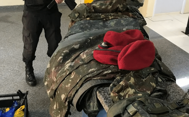 Fardas e equipamentos do exército apreendidos foram encaminhados à 32ª DP (Taquara)
Reprodução / @pmerj