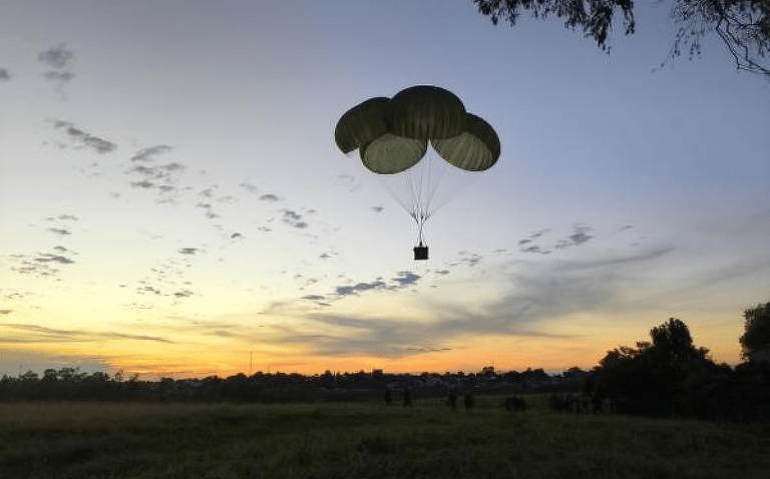Fardo de mantimentos chega em paraquedas a uma das regiões isoladas no Rio Grande do Sul - Força Aérea Brasileira