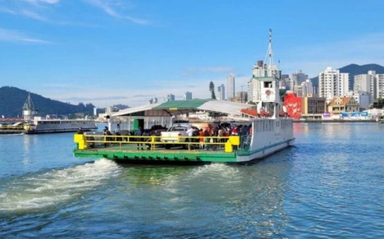 Ferry boat é a única opção de travessia na região central (foto: Luiz Carlos Souza)