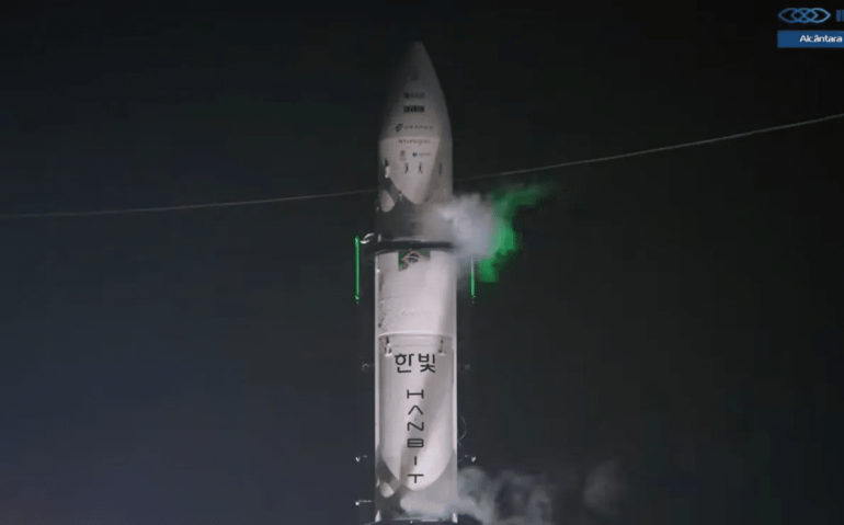 Após o lançamento, uma nuvem de fogo se formou envolta do foguete. Segundo a FAB (Força Área Brasileira), assim que saiu da plataforma, foi identificada uma anomalia no veículo, que o fez colidir com o solo • INNOSPACE