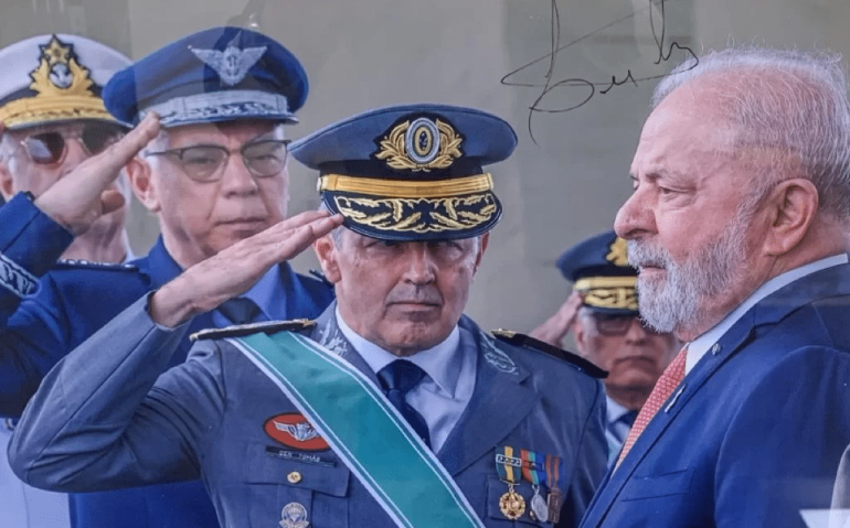 Foto autografada por Lula dos comandantes militares lhe prestando continência. A imagem adorna o gabinete do ministro da Defesa, José Múcio.