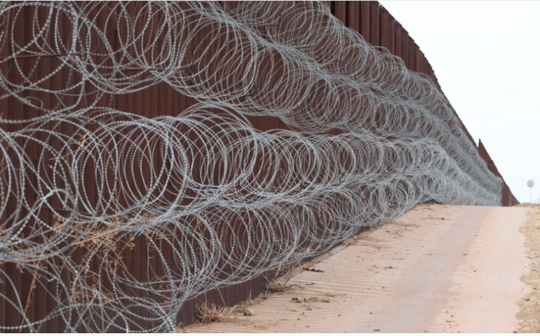 Arame farpado é fixado ao longo da cerca na fronteira sul dos EUA com o México, em Douglas, Arizona, em 3 de abril. • David Swanson/AFP/Getty Images via CNN Newsource
