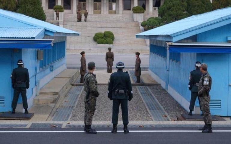 Na Joint Security Area, militares das Coreias do Sul e do Norte ficam frente a frente
Imagem: Getty Images