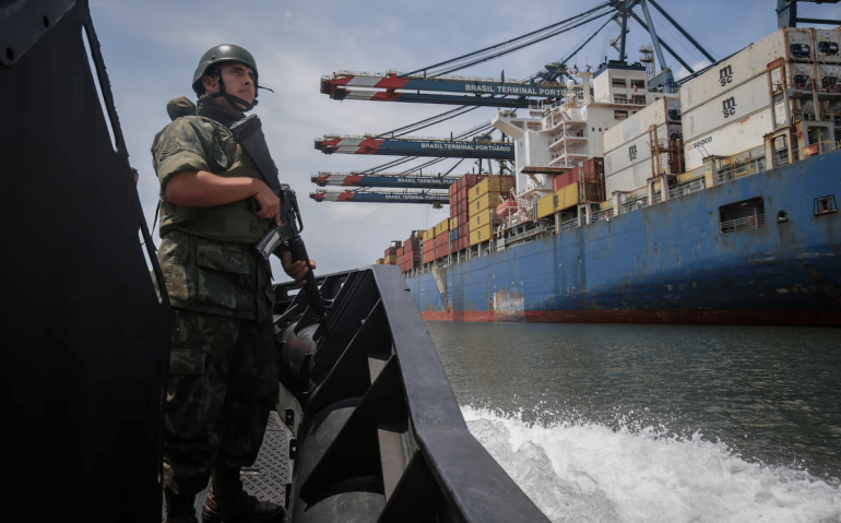 Ação militar tenta conter o avanço do tráfico no Porto de Santos Foto: Tiago Queiroz/Estadão