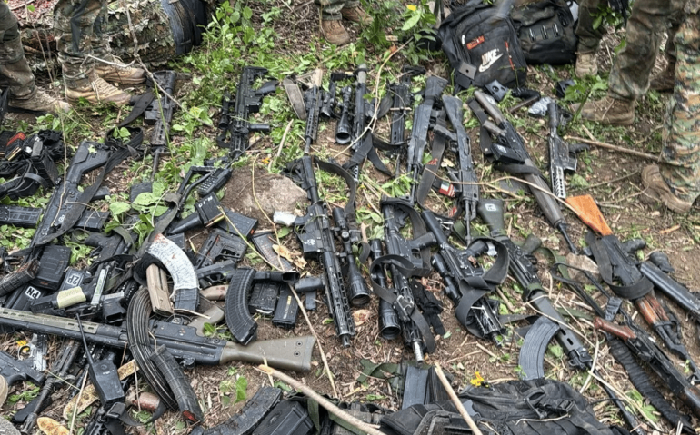 Fuzis do Comando Vermelho apreendidos em Operação no Alemão (Divulgação: PM/RJ)