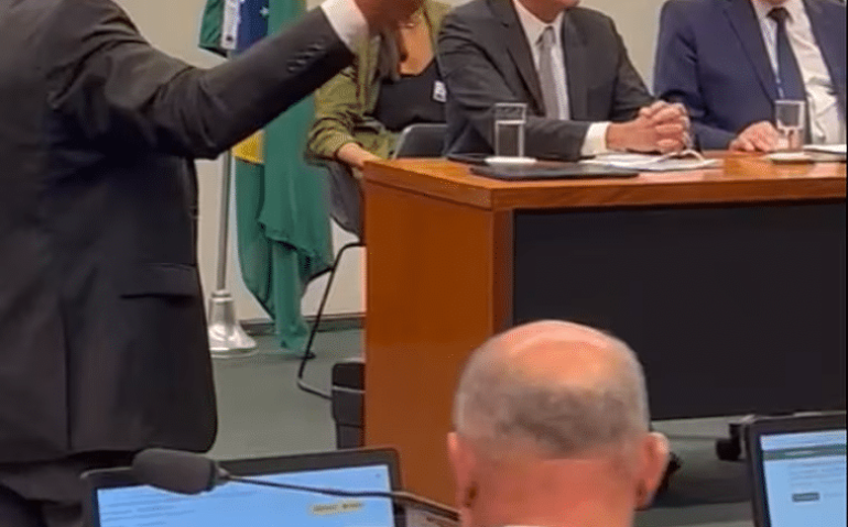 Bolsonaristas usam melancia para hostilizar general G.Dias na CPI do MST Foto: Reprodução de vídeo - Augusto Tenório