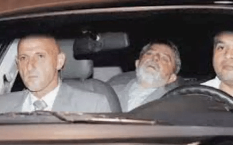 O general Gonçalves Dias no banco da frente e Lula atrás, nos tempos de chefe da segurança pessoal do então presidente.