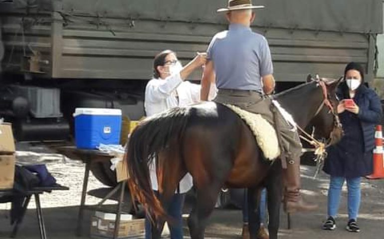 Cruz Alta(RS) - gaúcho pilchado e à cavalo na fila da vacina