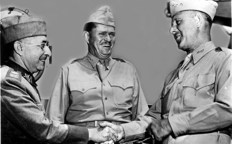O General de Divisão do Exército dos EUA Jacob L. Devers (à direita), subcomandante das forças aliadas no Teatro de Operações do Mediterrâneo, cumprimenta o General de Brigada do Exército Brasileiro João Batista Mascarenhas de Moraes, comandante geral da 1ª Divisão da Força Expedicionária Brasileira em Nápoles, Itália, em 1944. (Foto: AFP)