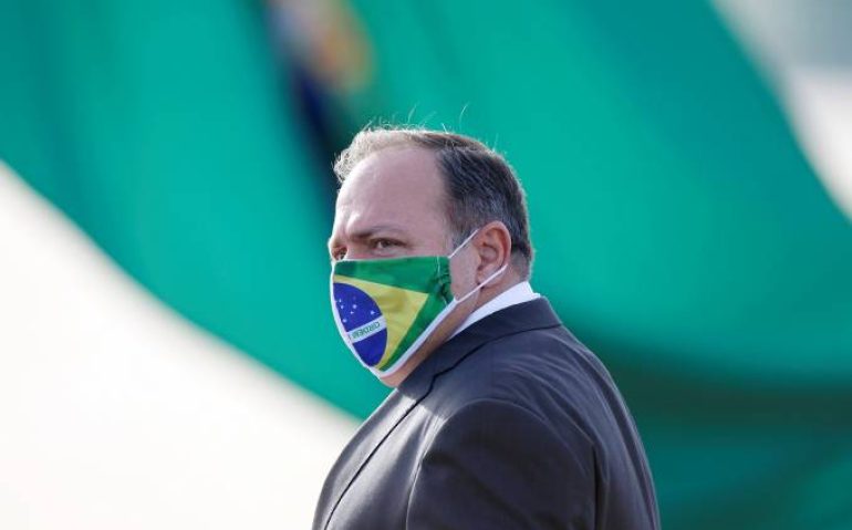 O ministro interino da Saúde, Eduardo Pazuello, durante uma cerimônia de hasteamento de bandeira em frente ao Palácio da Alvorada, em Brasília Adriano Machado/Reuters