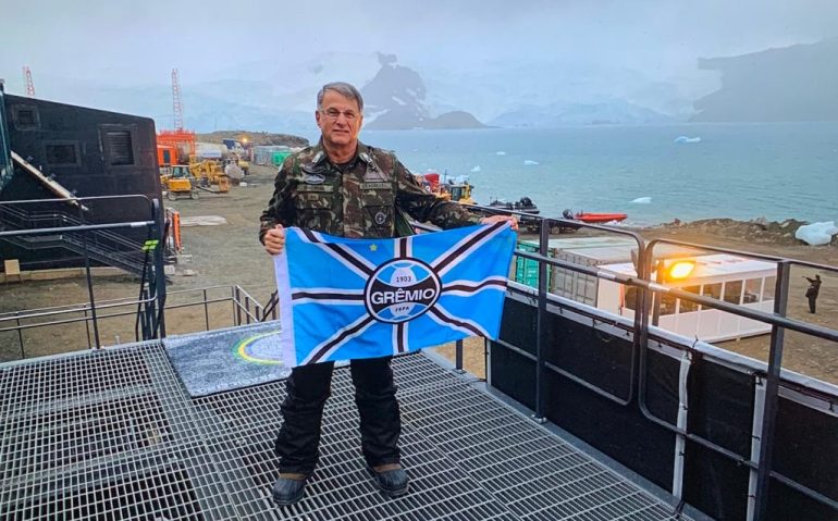 O Comandante do Exército, General Leal Pujol, desfralda a bandeira tricolor na Base Comandante Ferraz, na Antártica.