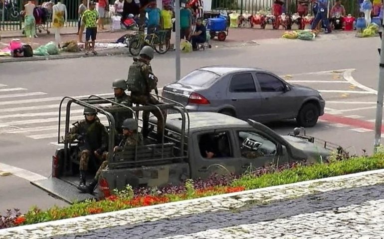 Militares fazem patrulha embarcada em ruas no Ceará — Foto: Reprodução/TV Globo