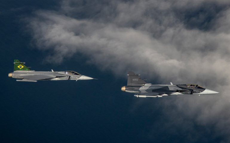 Gripen brasileiro ao lado do 'irmão' sueco (Imagem: SAAB)