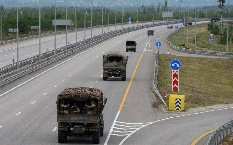 Combatentes do grupo Wagner na rodovia M4, perto de Voronezh, na Rússia
Imagem: Stringer/Reuters