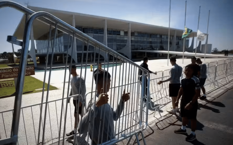 Agentes do GSI instalaram grades no Planalto na véspera do julgamento de Bolsonaro — Foto: Cristiano Mariz (Extra)