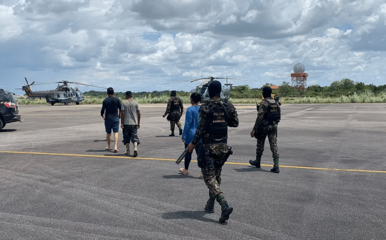 Eles foram detidos em Xitei e trazidos para Boa Vista — Foto: Comando Conjunto Àgata Fronteira Norte/Divulgação