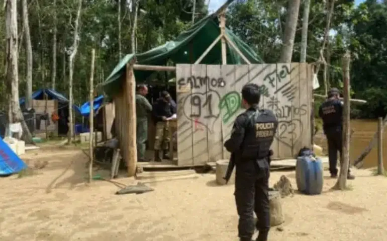 Garimpeiros saem da terra yanomâmi