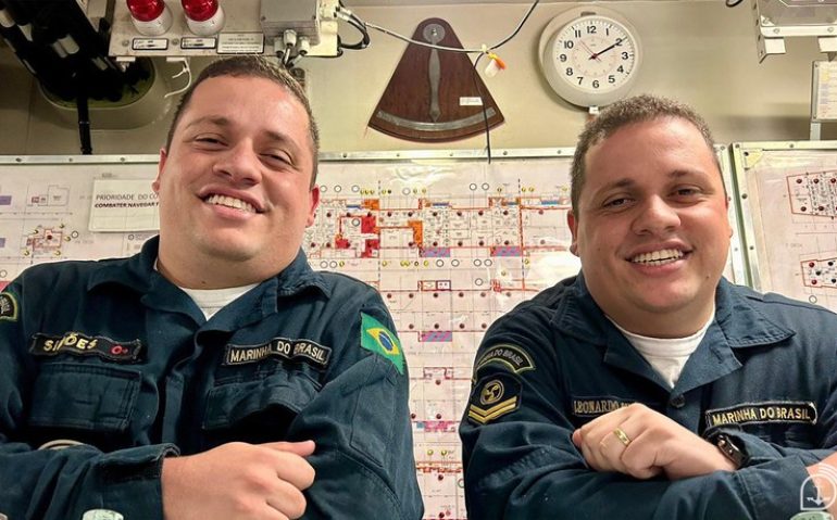 Os Simões no setor de trabalho a bordo do Navio-Aeródromo Multipropósito “Atlântico”