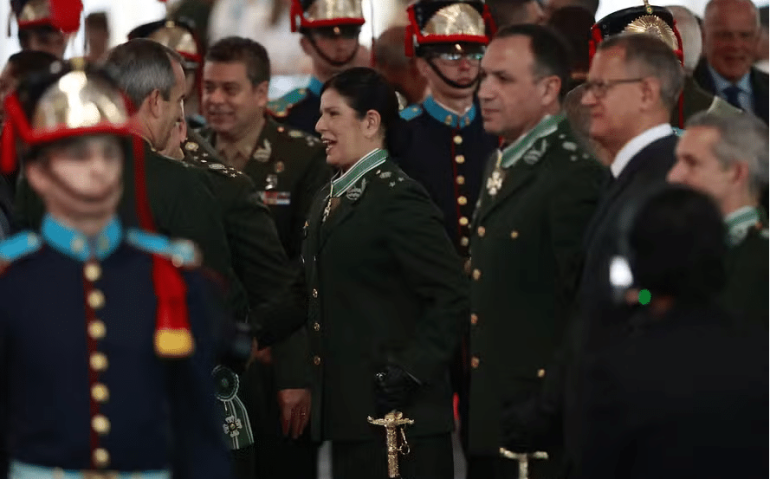 General Cláudia Gusmão recebe espada e bastão de comando em solenidade no Clube do Exército — Foto: Cristiano Mariz/Agência O Globo