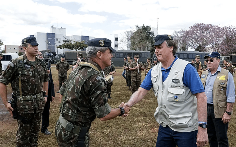 O ex-presidente Bolsonaro com o ex-comandante de Operações Especiais Mário Fernandes — Foto: Isac Nóbrega/Presidência
