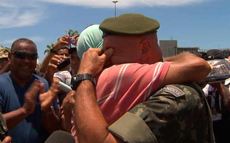 General Gonçalves Dias abraçando PM grevista