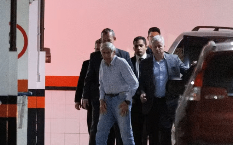 Augusto Heleno chega para cumprir prisão domiciliar — Foto: Brenno Carvalho/Agência O Globo
