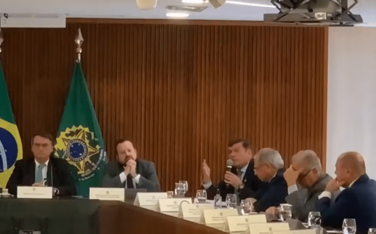O ex-ministro da Defesa Paulo Sérgio Nogueira em reunião com o ex-presidente Jair Bolsonaro, em julho de 2022 — Foto: Reprodução