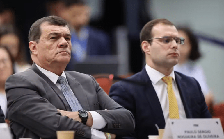 O ex-ministro da Defesa Paulo Sérgio Nogueira ao lado do advogado — Foto: Ton Molina/STF