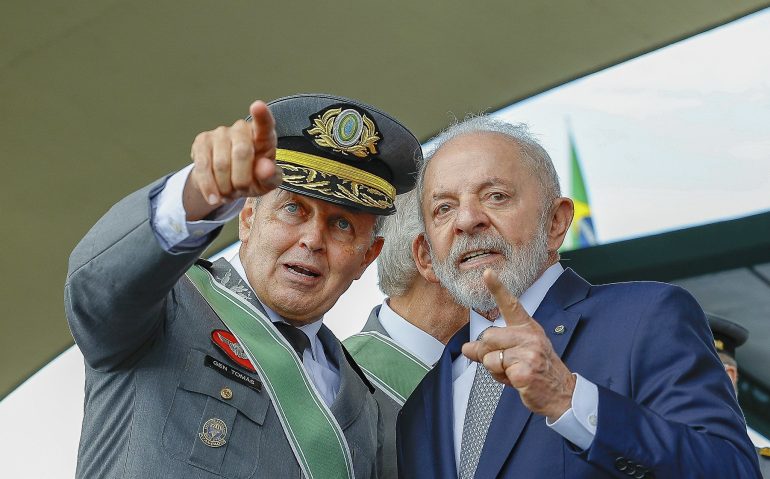 O general Tomás Paiva, comandante do Exército, e o presidente Lula em cerimônia alusiva ao Dia do Soldaado