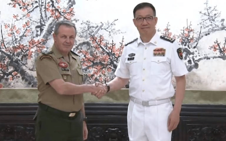 O comandante do Exército, general Tomás Paiva, e o ministro da Defesa da China, almirante Dong Jun, durante encontro em Pequim, em 8 de julho de 2024 - Reprodução/CCTV