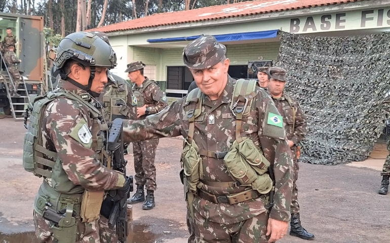 General Tomás e militar do Exército em Ponta Porã