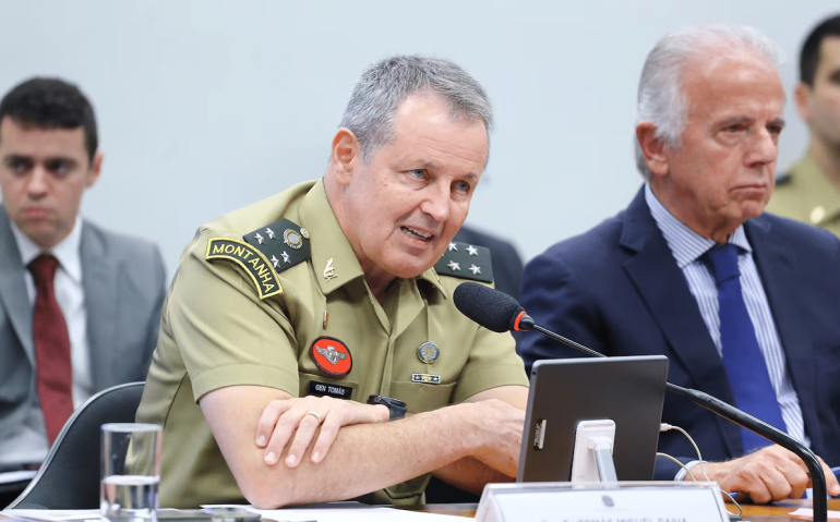 Comandante do Exército, general Tomás Paiva, e o ministro da Defesa, José Múcio, em audiência em comissão da Câmara Foto: Vinicius Loures/Câmara dos Deputados