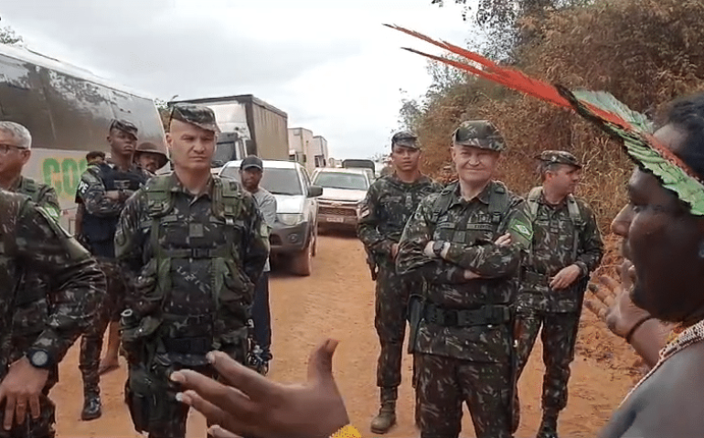 General Vendramin, comandante militar do Norte, retido em barreira indígena (reprodução)