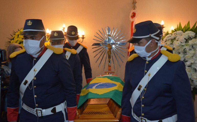 Porto Alegre -Militares do Regimento Osório carregam o ataúde do Tenente João Pedro Paz, herói da Força Expedicionária Brasileira (FEB) que combateu na 2ª Guerra Mundial. (Imagem: CMS)