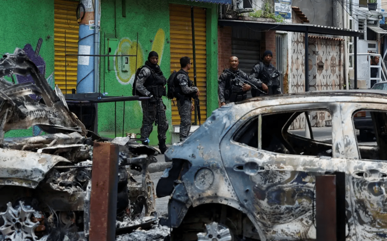 Membros da unidade especial da polícia militar patrulham uma rua durante uma operação policial contra o tráfico de drogas na favela do Penha, no Rio de Janeiro, Brasil, em 28 de outubro de 2025. REUTERS/Aline Massuca